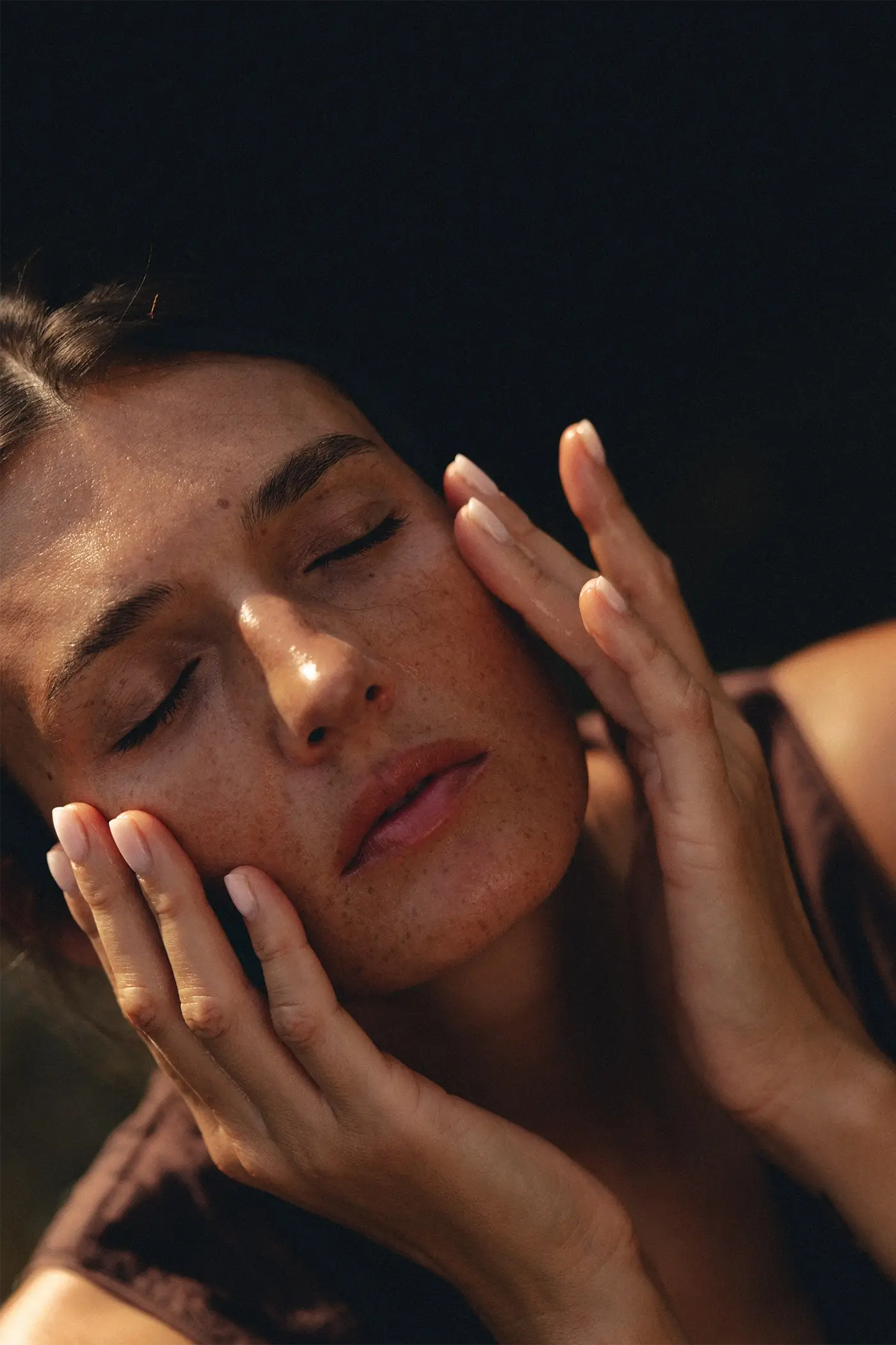 Kobieta korzystająca z ekologicznych kosmetyków Tierra Natural - krem, serum i balsam.