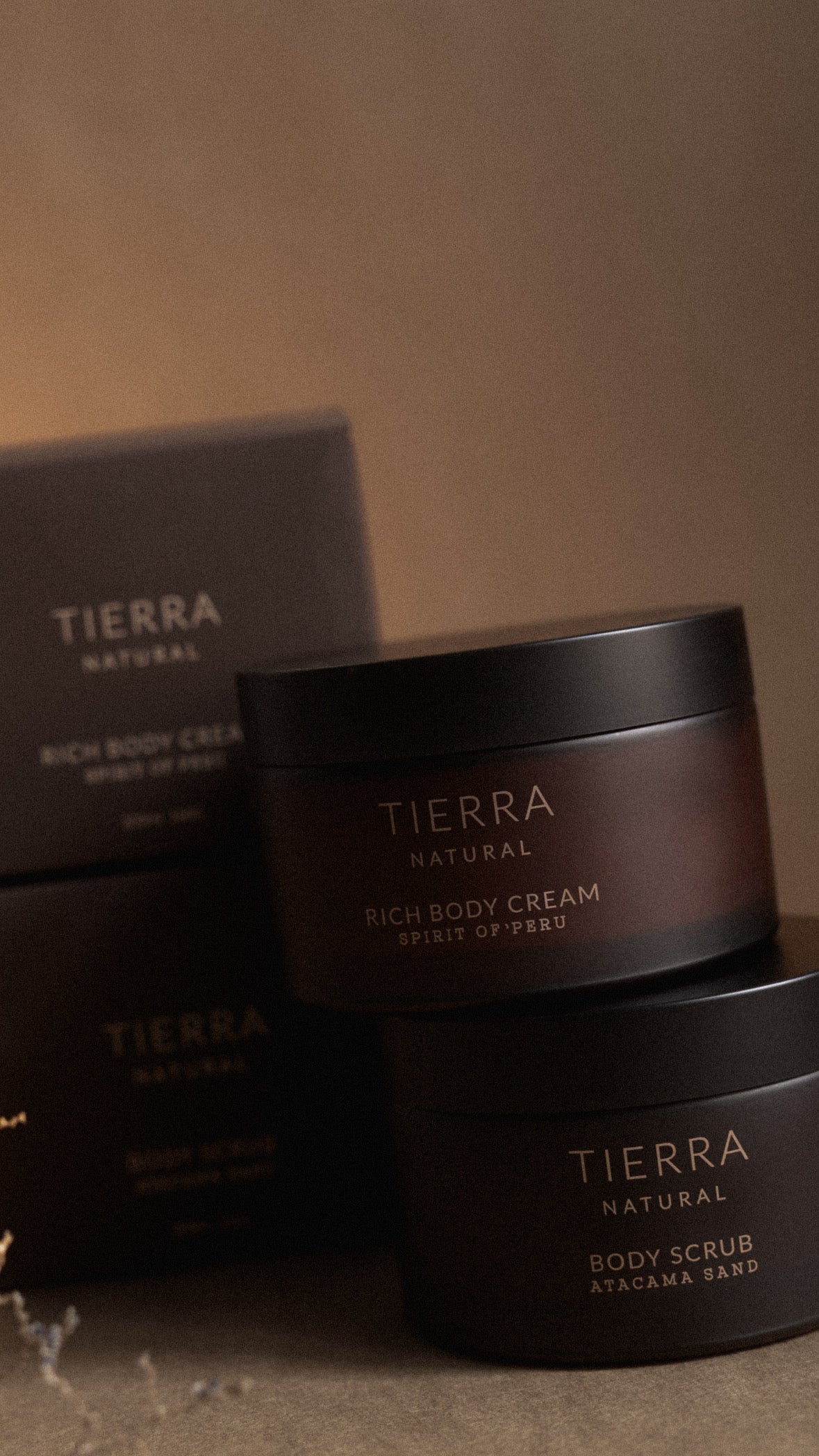Zestaw rytuał regeneracji Tierra Natural - peeling i bogaty krem odżywczy do ciała z naturalnym składem.