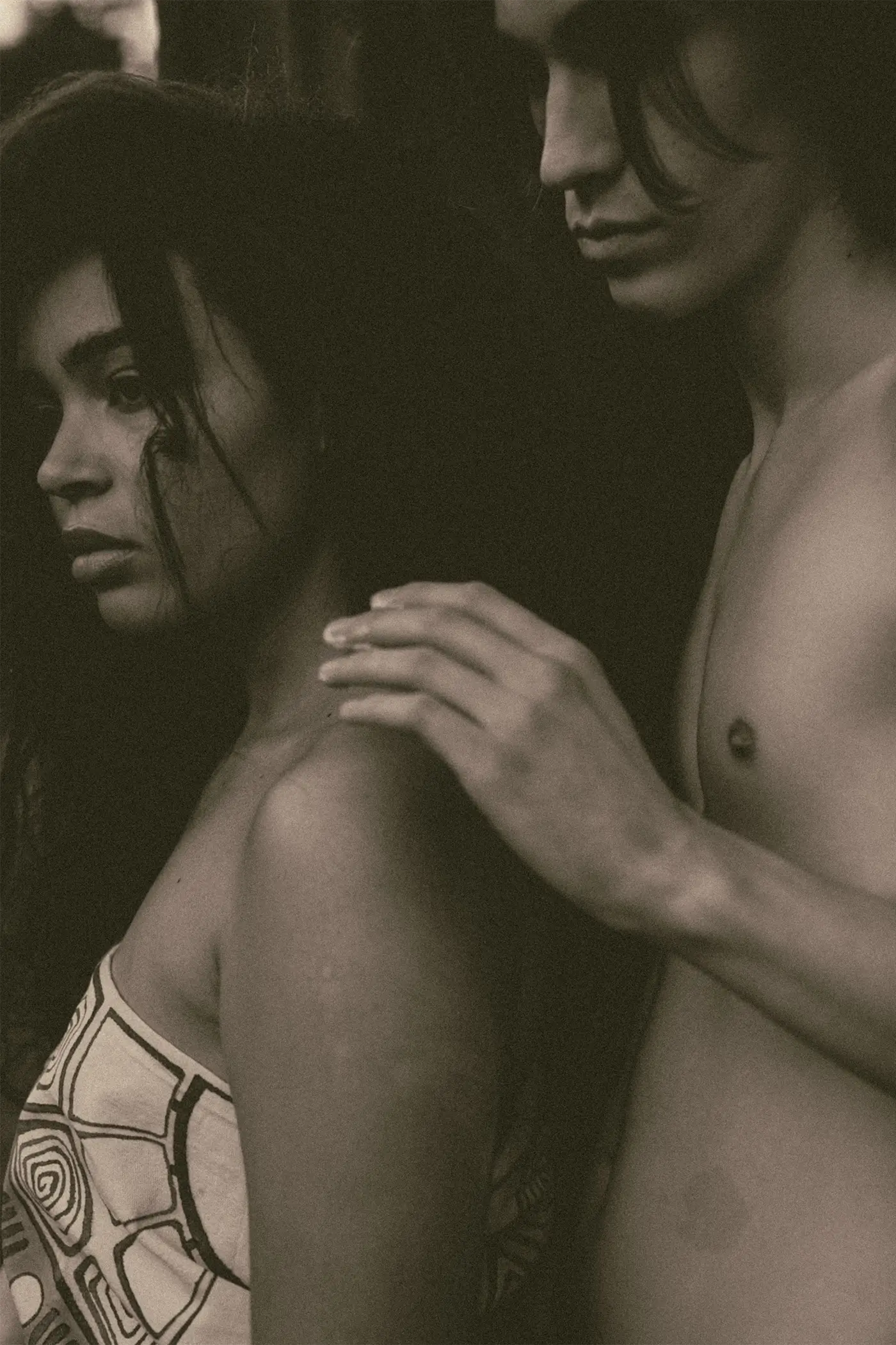 Mężczyzna kładący dłoń na ramieniu kobiety, unisex naturalna pielęgnacja skóry i filozofia slow beauty Tierra Natural