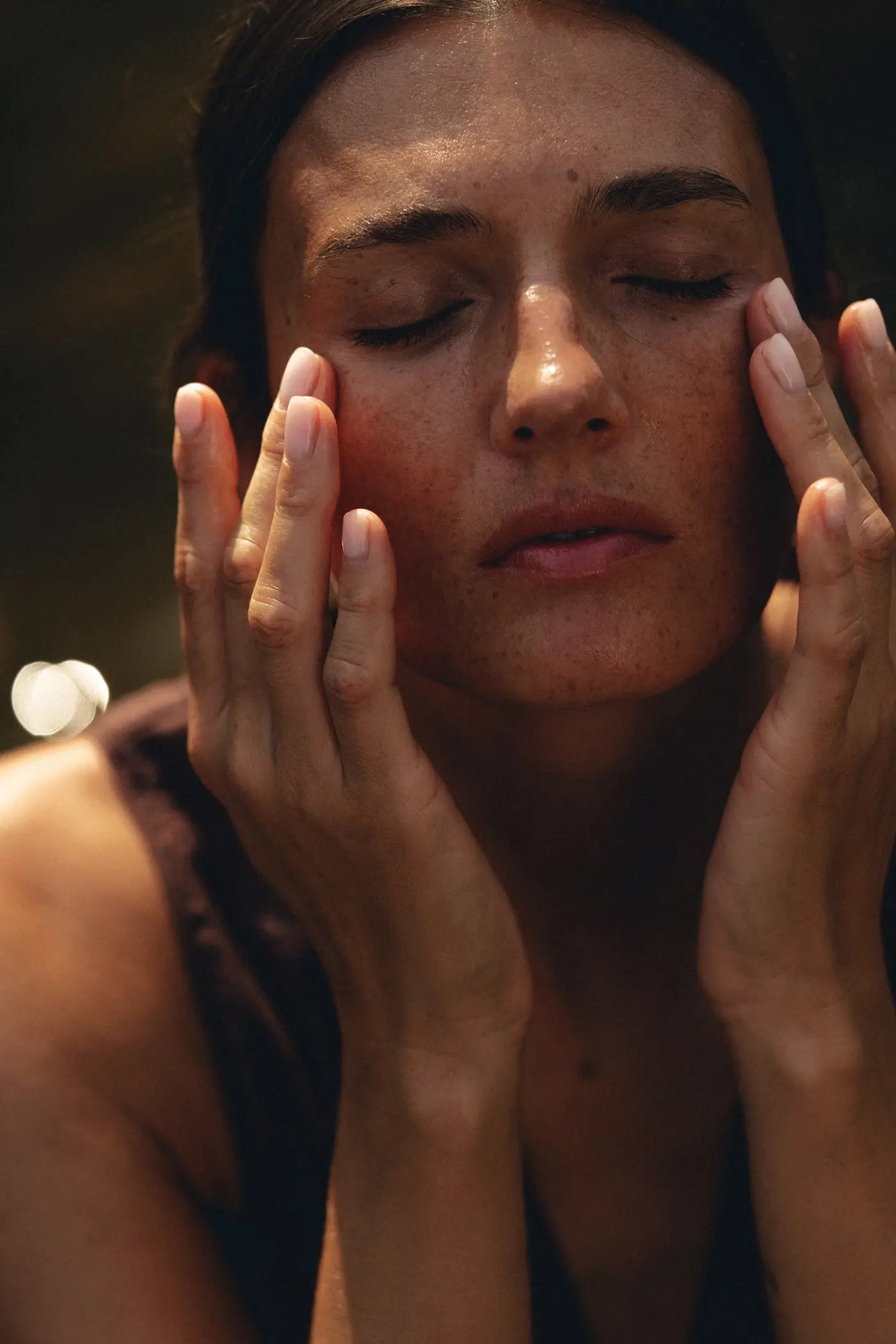 Kobieta w trakcie nakładania naturalnego serum polskiej marki Tierra Natural - badania dermatologiczne, naturalny skład i opakowanie. 