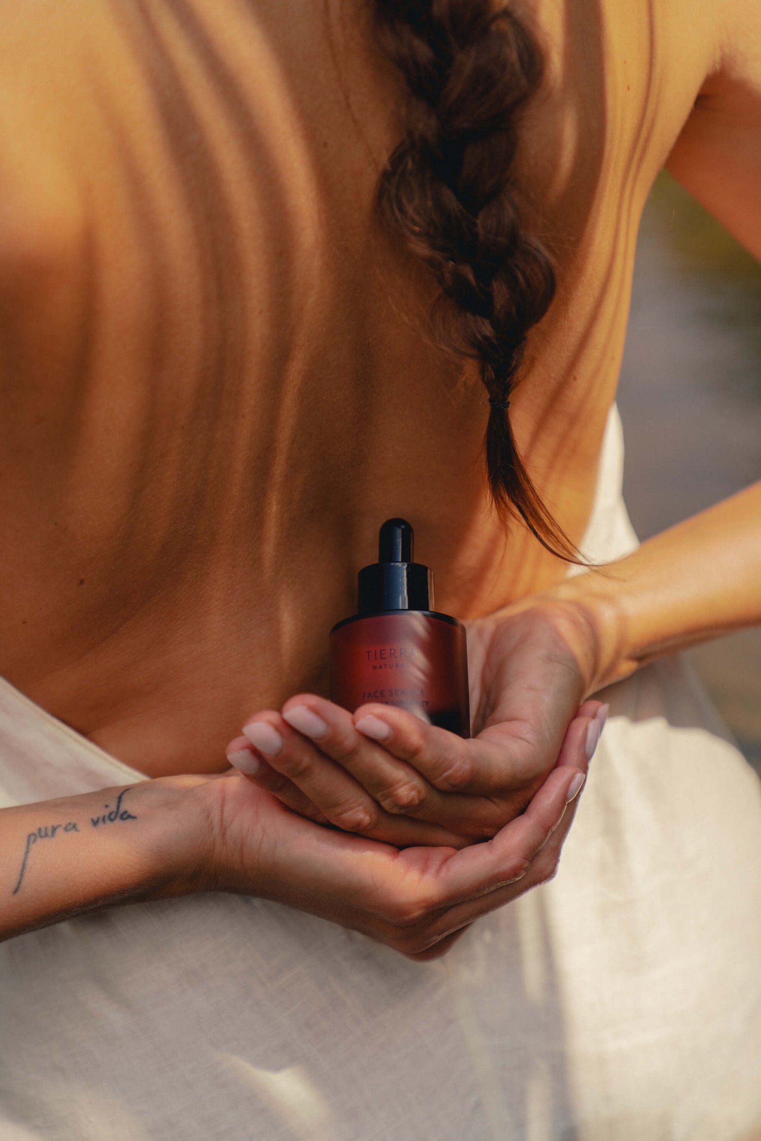 Kobieta trzymająca flakon serum Tierra Natural - ekologiczne opakowania z myślą o środowisku naturalnym i pięknie skóry.