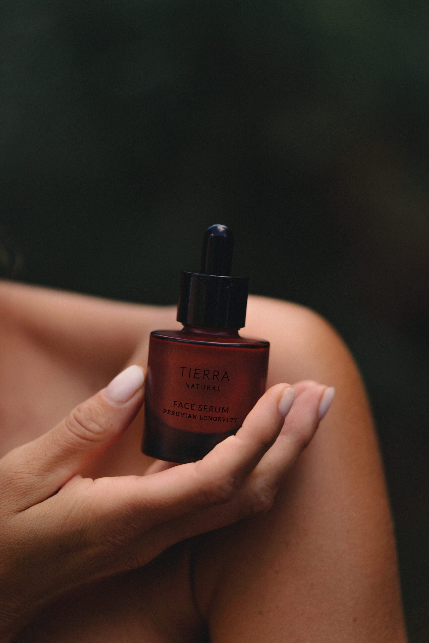 Serum do twarzy Tierra Natural z naturalnymi peptydami, kwasem hialuronowym do skóry normalnej, suchej i mieszanej.