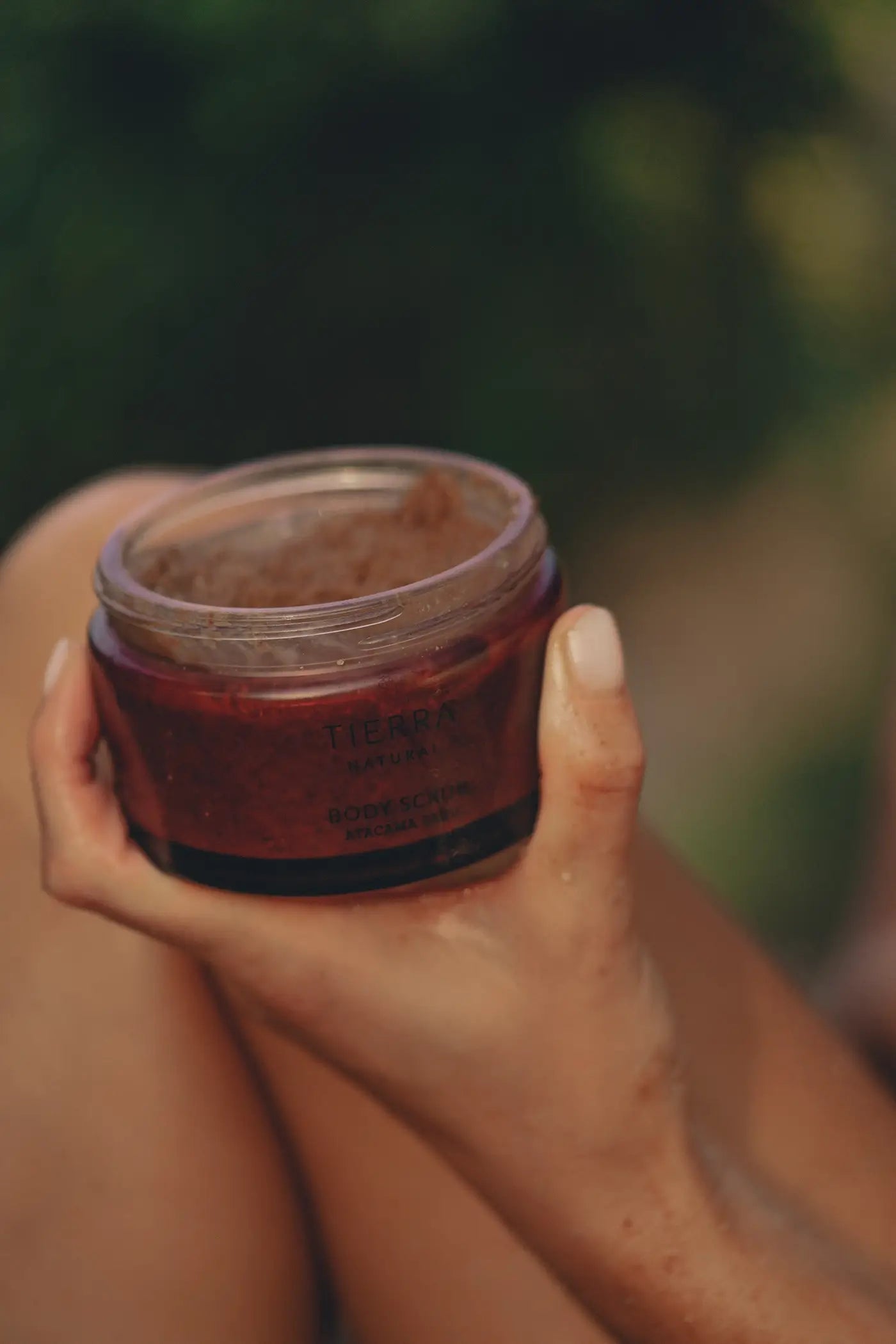 Tierra Natural Body Scrub, naturalny peeling do ciała z roślinnymi składnikami dla kobiet i mężczyzn.