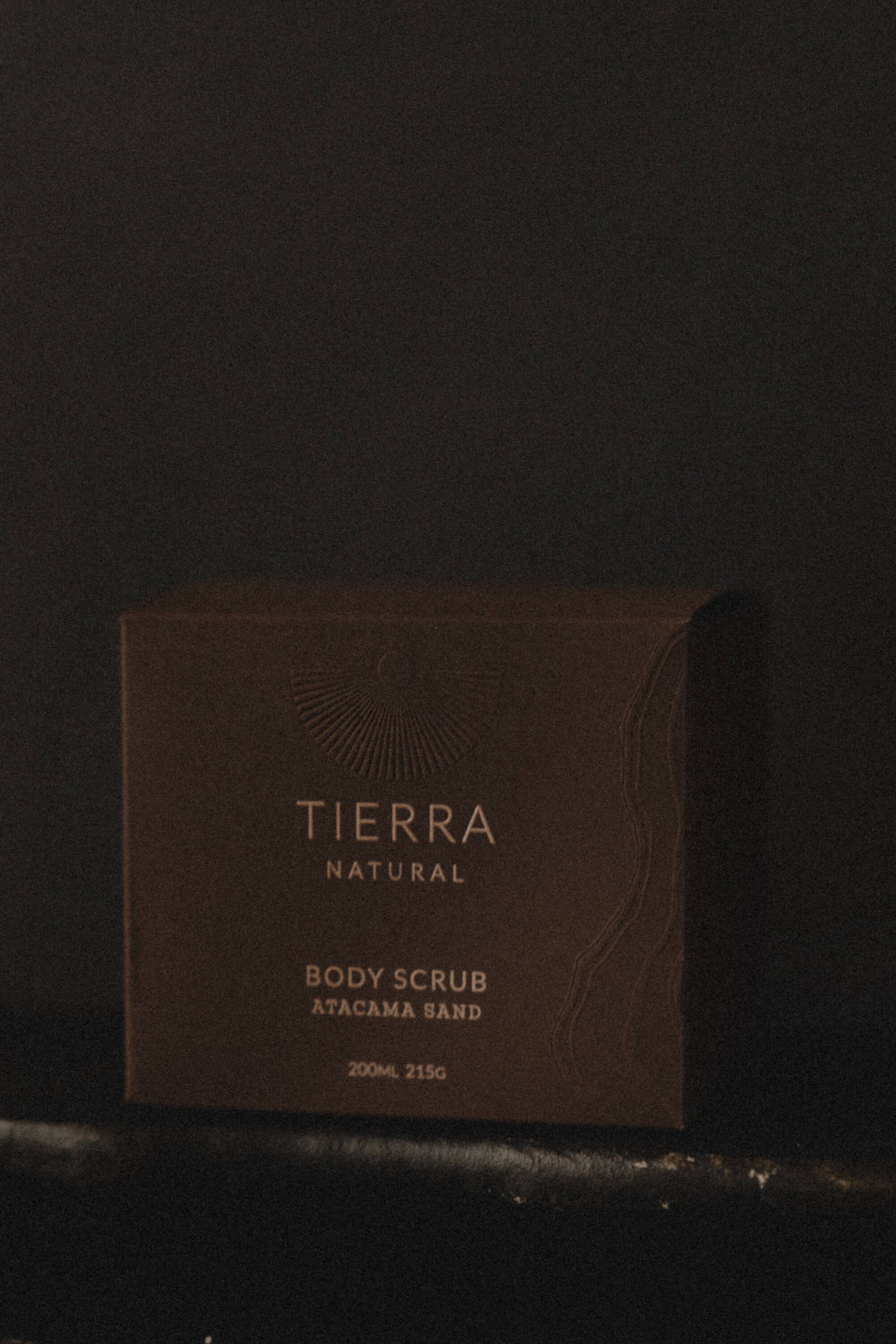 Ekologiczne opakowanie Tierra Natural, w myśl slow consumption z delikatnym imprintem rzeki i słońca.