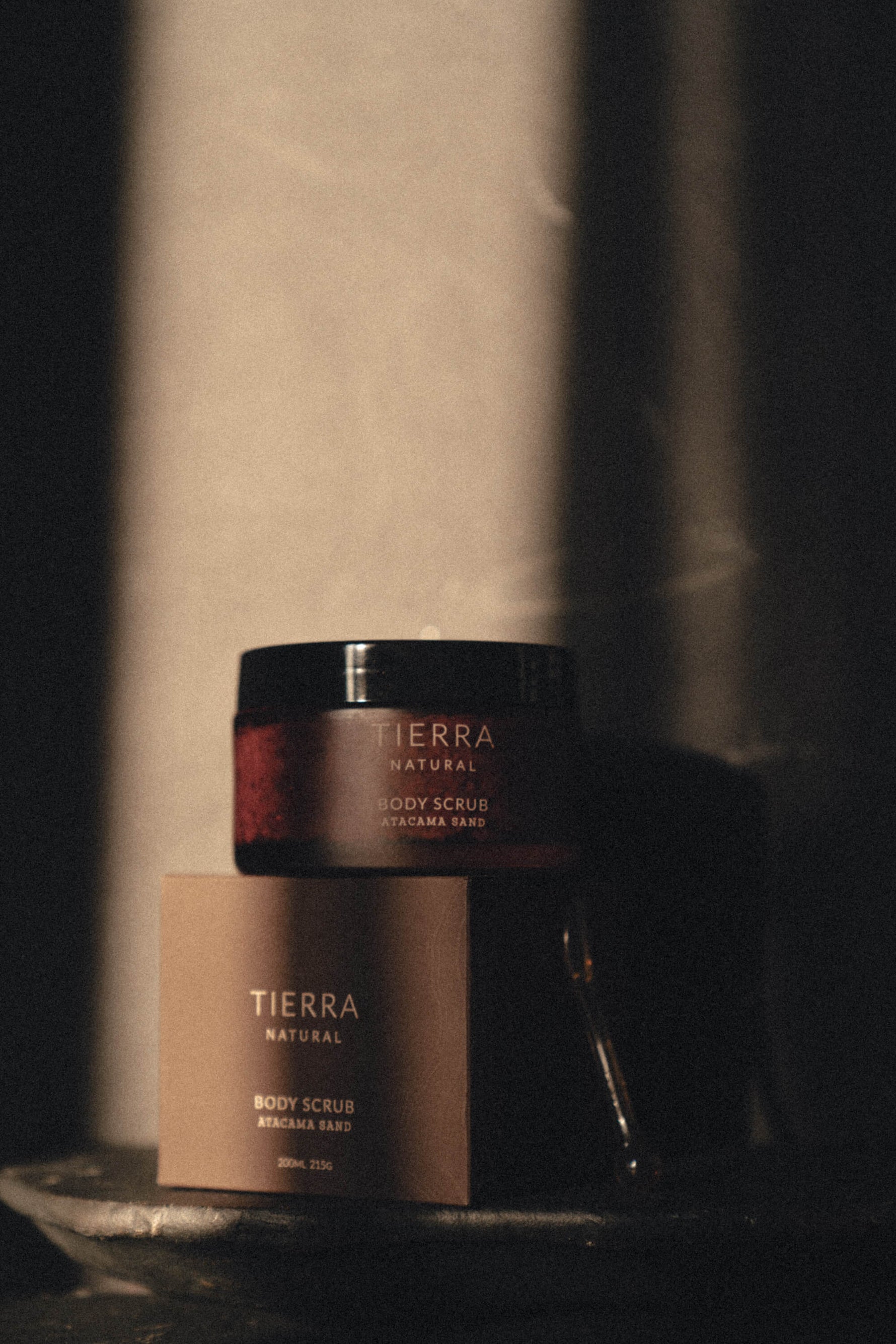 Atacama Sand - Tierra Natural i naturalny peeling z łyżeczką, na ekologicznym opakowaniu.