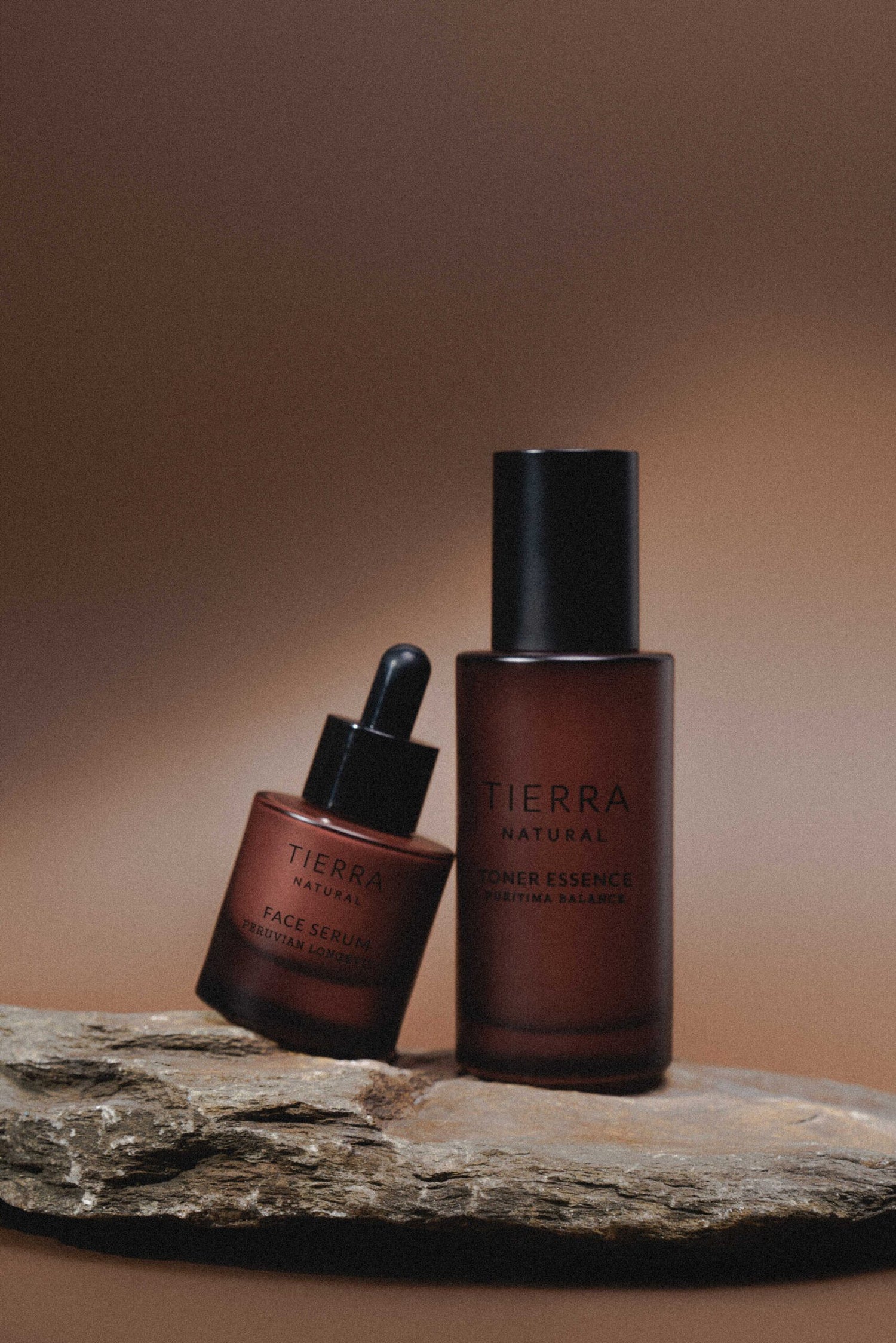 Zestaw kosmetyków ujędrniających, odżywiających i nawilżających Tierra Natural - serum i toner.