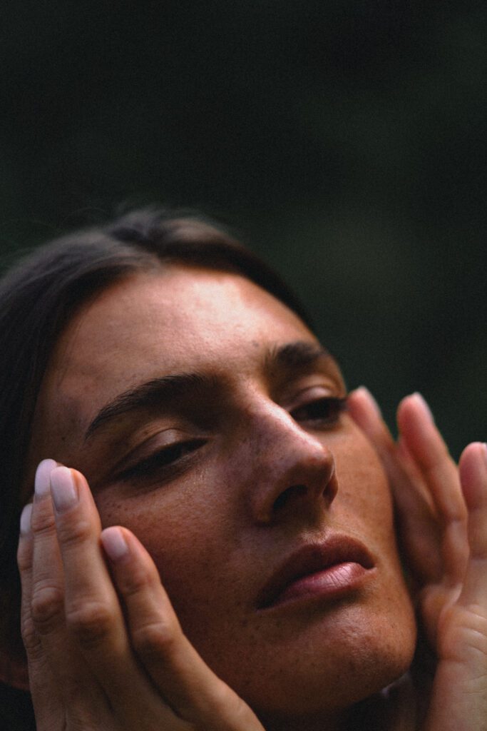 skóra rozświetlona naturalnymi kosmetykami tierra natural