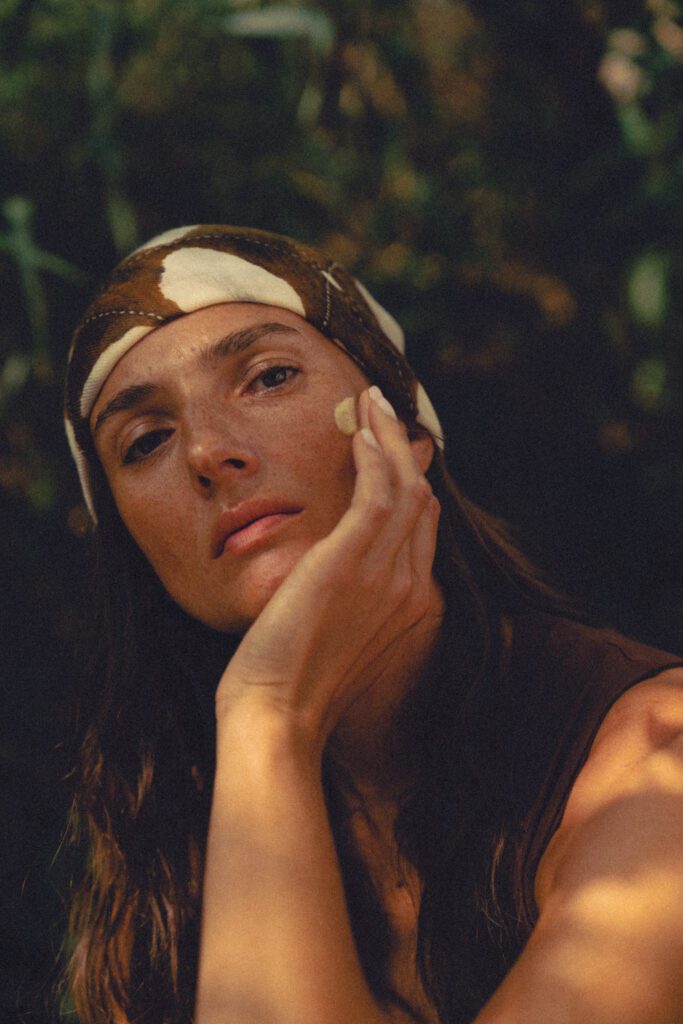 Esencja tonizująca Tierra Natural na twarzy kobiety - nawilżenie i rozświetlenie