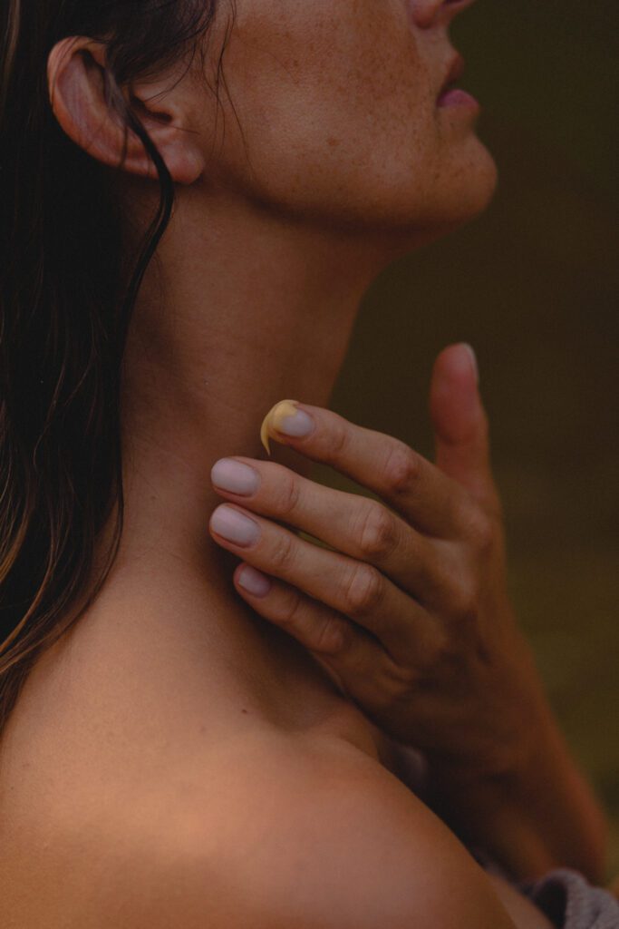 Ujędrniające serum do twarzy i ciała – codzienna pielęgnacja anti-aging