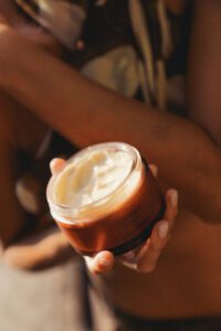 Zbliżenie na opakowanie kremu przeciwzmarszczkowego