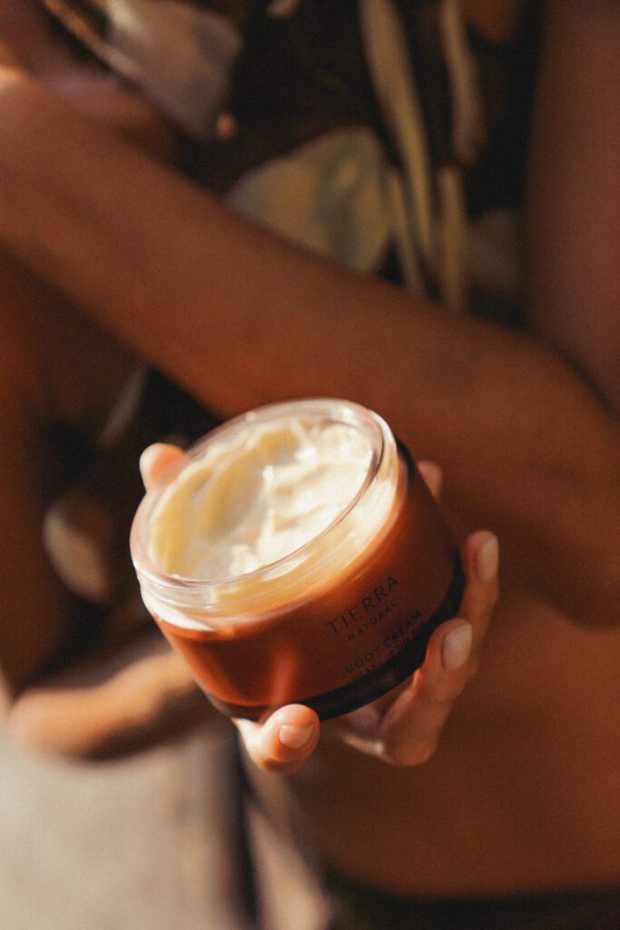 Zbliżenie na opakowanie kremu przeciwzmarszczkowego