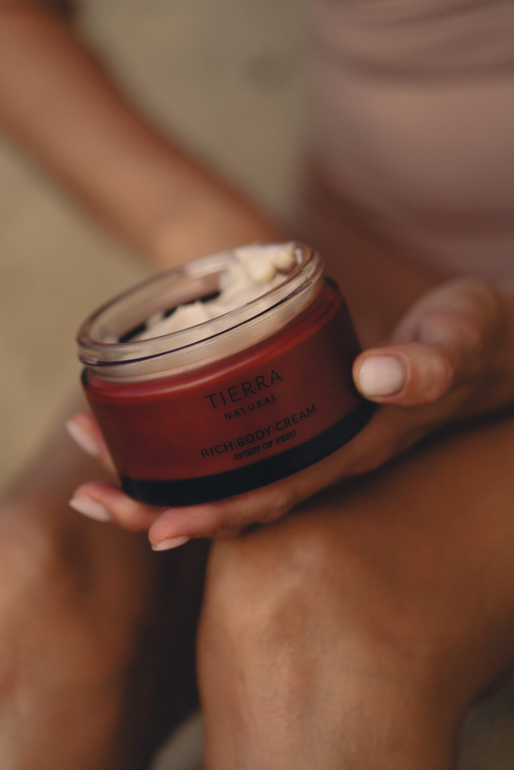 szklane opakowanie kremu do ciała