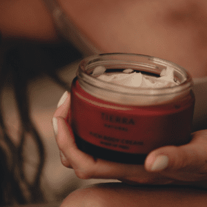 Zbliżenie na opakowanieserum przeciwzmarszczkowego