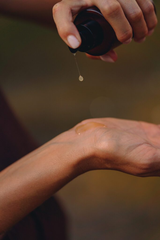 Zbliżenie na aplikowanie serum przeciwzmarszczkowego