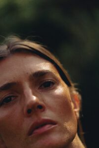 Skóra po zastosowaniu ujędrniającego kremu do twarzy – efekt glow