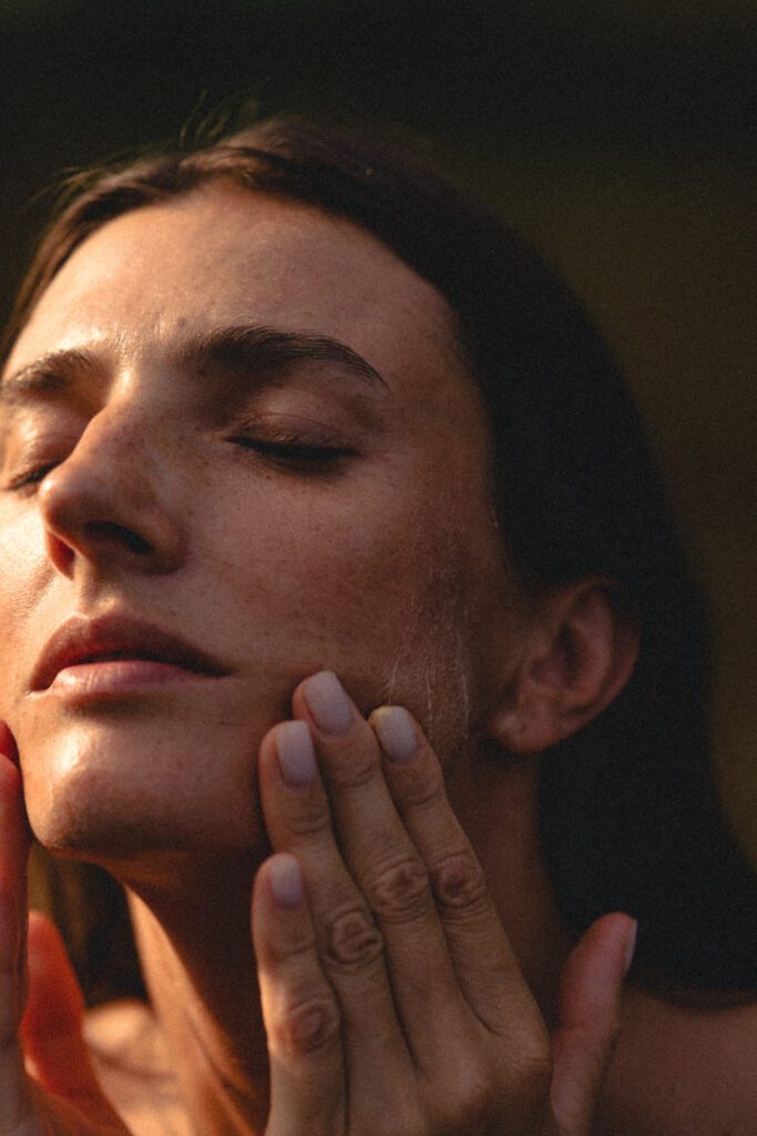 Skóra po zastosowaniu ujędrniającego kremu do twarzy – efekt rozświetlenia