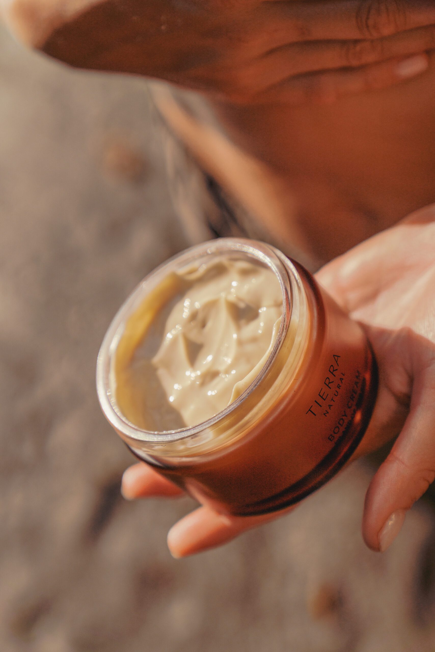 Zbliżenie na krem przeciwzmarszczkowy w szkanym opakowaniu