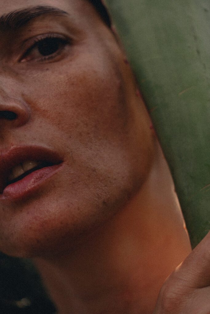 rozświetlona twarz po zastosowaniu serum z retinolem Tierra natural